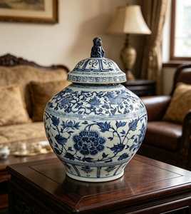Pot en porcelaine bleu et blanc de style dynastie <span class=keywords><strong>Yuan</strong></span>, urne en céramique peinte à la main avec motif de phénix et de pivoine - Product Image 1