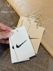 Étiquettes suspendues en papier écologiques personnalisées avec motifs en relief et cordons de haute qualité ; idéales pour les vêtements haut de gamme - Product Image 1