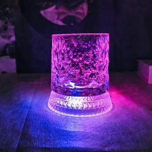 Venta al por mayor de fábrica: Vaso de whisky giratorio luminoso viral con posavasos iluminado para fiestas en discotecas, set de vasos para aliviar el estrés, a granel. - Product Image 5