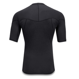 เสื้อแรชการ์ดโพลีเอสเตอร์/สแปนเด็กซ์พิมพ์โลโก้ตามสั่ง ขายส่ง บริการ OEM แขนสั้น ผู้ผลิตชุดว่ายน้ำชายสำหรับเล่นเซิร์ฟ - Product Image 4