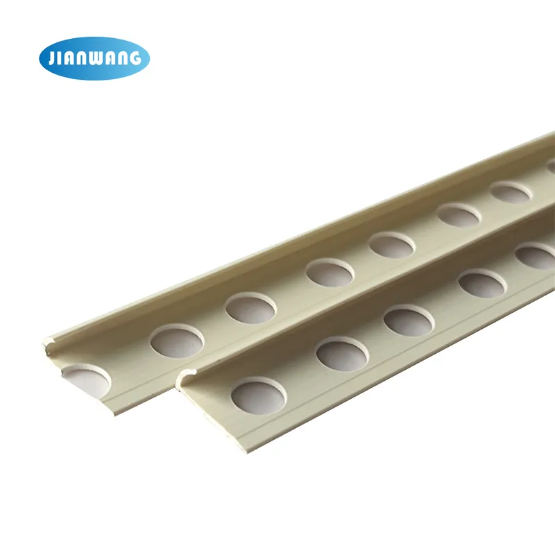 Protezioni angolari in plastica per piastrelle ad angolo in PVC aperto di colore bianco sporco per accessori per piastrelle per pareti