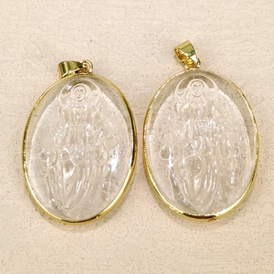 Grosir Kustom Religius Kristal <span class=keywords><strong>Blessed</strong></span> Virgin <span class=keywords><strong>Mother</strong></span> Mary Charm Diukir Jelas Quartz Emas Bezel Kalung Liontin untuk Wanita