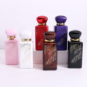 Flacone di Profumo Rettangolare in Vetro Colorato <span class=keywords><strong>Rosa</strong></span> da 50ml di Alta Qualità con Tappo a Vite e Stampa Serigrafica Dorata - Product Image 1