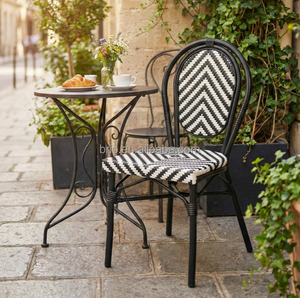 <span class=keywords><strong>Chaise</strong></span> <span class=keywords><strong>de</strong></span> bistrot directement <span class=keywords><strong>de</strong></span> l'usine, siège et dossier en PE tressé noir et blanc, structure en aluminium pour usage intérieur/extérieur, lot <span class=keywords><strong>de</strong></span> 1, vente en gros - Product Image 1