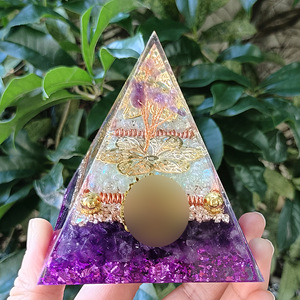 Pyramide en résine époxy avec galets de cristal, 8 cm, motif floral, arbre d'améthyste, décoration d'intérieur, ornement de bureau, cadeau - Product Image 2