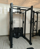 Appareil de musculation multifonction 6 postes intégré avec système de câbles pour tractions Smith/rameur bas et double sélection de poids