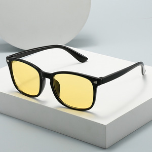 Lunettes Photochromiques Légères Classiques Couleurs Tendance 2025 – Anti-éblouissement pour la Conduite Nocturne et Protection UV400 pour Conducteurs - Product Image 4