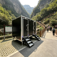 Remorque sanitaire à roues à double cabine avec siège à fermeture douce, cuvette blanche et tapis antidérapant, dotée d'une douche, pour usage en parcs de plage et pour les visiteurs