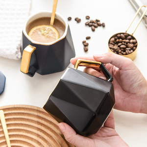 แก้วกาแฟเซรามิกทรงเรขาคณิตสีพื้นเรียบง่าย พร้อมฝาและช้อน สีสั่งทำได้ ใช้สำหรับงานปาร์ตี้ ความจุ 401-500 มล. ใช้กับเครื่องล้างจานและไมโครเวฟได้ - Product Image 4