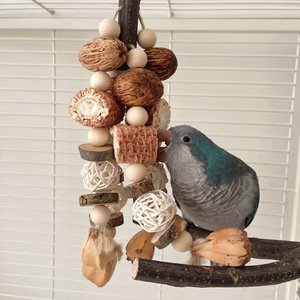 Eco-friendly uso quotidiano giocattoli da masticare per animali domestici distruttivo stile di macinazione uccello giocattolo corda di vite palla di legno di noce pannocchia di mais borsa confezionata per - Product Image 4