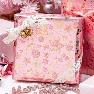 Papier cadeau de Noël rose avec feuille d'or, papier cadeau double face à motifs flocons de neige et étoiles vertes - Product Image 2