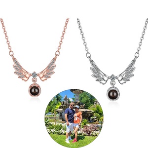 Collar con Alas de Ángel, Proyección Personalizada en 100 Idiomas, Collar con Colgante de Proyección para Mujer, Joyería de Cristal - Product Image 1