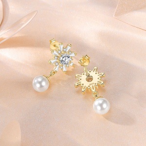 Boucles d'oreilles pendantes personnalisées en acier inoxydable plaqué or 18 carats avec perles, style Huggies, bijoux de mode pour femmes, fourniture directe d'usine - Product Image 5