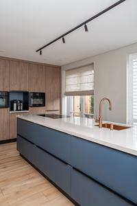 Juego <span class=keywords><strong>de</strong></span> Muebles <span class=keywords><strong>de</strong></span> Cocina Personalizados en Acabado Azul Oscuro con Fregadero <span class=keywords><strong>de</strong></span> Cobre, Placa <span class=keywords><strong>de</strong></span> Inducción y <span class=keywords><strong>Horno</strong></span> Integrado - Product Image 2