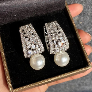 Orecchini con Zirconi e Perle Simulate per Donne, Eleganti Gioielli da Sera e da Sposa - Product Image 4