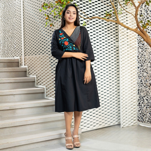 Elegante Vestido Corto Cruzado con Detalle de Bordado en la Parte Delantera, Ropa Casual para Mujer - Product Image 3