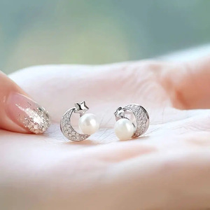 Orecchini a perno con perle a forma di stella e luna, design celeste minimalista, eleganti gioielli da donna alla moda, regalo per l'uso quotidiano - Product Image 4