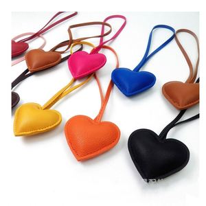 Porte-clés Cœur en Cuir PU Tendance Chien Teckel pour Voiture et Sac, Pendentif Mignon pour Femmes, Accessoires de Décoration pour Sacs – Vente Chaude - Product Image 4