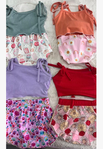 W59 Completo Estivo Cozy per Bambine, 2 Pezzi: Top Morbido con Stampa Floreale e Chiusura a Cintura e Pantaloncini con Bretelle - Product Image 6