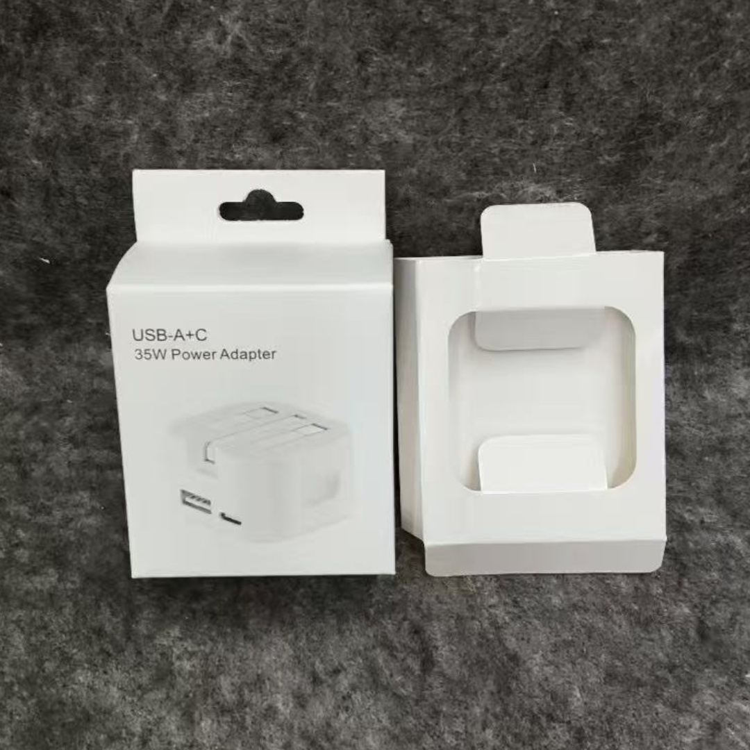 Enchufe blanco con caja.