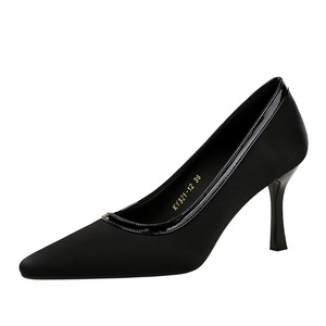 Escarpins noirs en satin à talons aiguilles avec bordure vernie, élégants pour le bureau, pour femme - Product Image 1