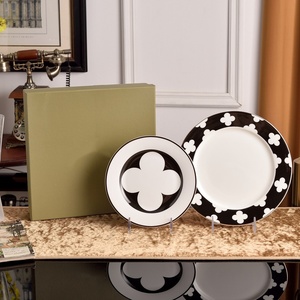 Juego clásico de taza y platillo de porcelana china blanca y negra para té de la tarde, ideal para regalo. - Product Image 3