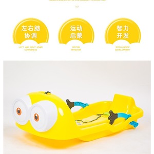 Luge de dessin animé Minion jaune en polyéthylène pour enfants avec freins pour le ski sur neige en hiver - Product Image 2
