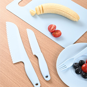 Juego de cuchillos de plástico seguros para niños en edad preescolar de 2 a 4 años, color azul, con tabla de cortar y tenedor. - Product Image 1