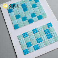 Tuiles de mosaïque en verre colorées de qualité supérieure, à points, pour la conception de piscines et de spas de complexes hôteliers