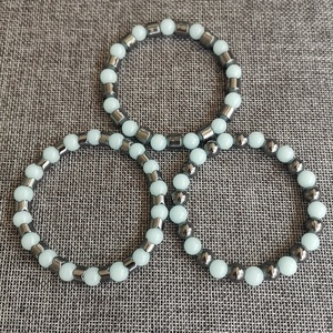 Bracelet hématite à perles lumineuses bleues de 8 MM, Europe et amérique, thérapie magnétique, Bracelets magnétiques élastiques - Product Image 3