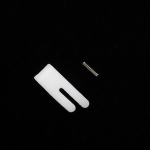 Plaque de pied presseur blanche Zhizu T350 avec ressort pour machine à coudre industrielle à plat - Product Image 1