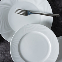 P & T Royal Assiettes à dîner en porcelaine osseuse haut de gamme Ensembles de vaisselle en porcelaine osseuse Ensemble de vaisselle en relief pour mariage et hôtel