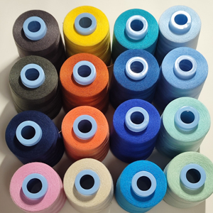 Nhà Máy Bán buôn 100% <span class=keywords><strong>polyester</strong></span> may chủ đề màu rắn nhuộm 402 độ bền cao kéo thành sợi cho hàng may mặc sử dụng 3000y trong kho - Product Image 1