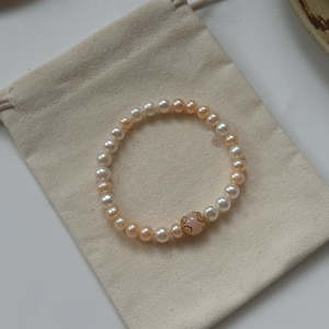 Pulsera de Perlas Blancas y Rosas de Agua Dulce, Brazalete Elástico de Cristal Rosa Natural de 17 cm, Chapado en Cobre con Oro de 14k, Colección Nearly Beauty - Product Image 6
