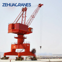 Grue portique pivotante pour la manutention des marchandises et des matériaux en vrac en port