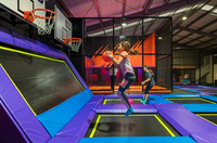Grande zone de jeux intérieure sur le thème de l'espace avec mur de réalité augmentée et piscine à balles, taille personnalisable pour centres commerciaux et parcs d'attractions