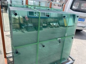 Industrielle solide gehärtete gebogene Glasscheiben für Außen geländer Badezimmer Gebäude Sicherheit Solar Treppe Kranken häuser Schulen