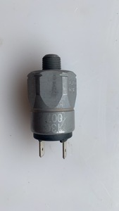 Interrupteur de pression compatible Liugong 13C0073 pour pelle et chargeuse sur pneus - Product Image 2