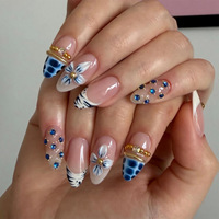 Vente en gros de faux ongles bleus à motifs floraux |   Base nude personnalisable avec imprimé zèbre et strass bleus, faux ongles élégants réutilisables