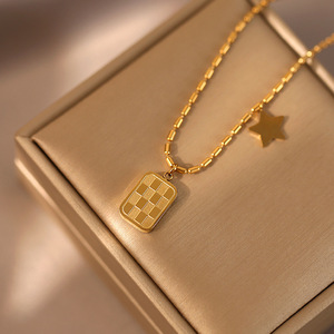 Collier à motif échiquier, luxe léger, pour femme au tempérament affirmé, tendance internet, chaîne de clavicule, bijoux de design haut de gamme - Product Image 3
