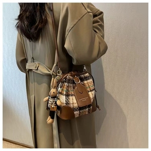Bolsos cruzados de Moda de Nueva moda al por mayor, bolsos de mano informales para mujer, bolsos de cubo con patrón de tela escocesa - Product Image 6