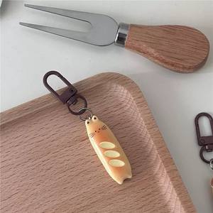CHENXI Porte-clés en résine Lapin Ours Baguette, Pendentif Mignon Dessin Animé en Forme de Pain, Breloque de Sac, Cadeau pour Couples et Amis - Product Image 5