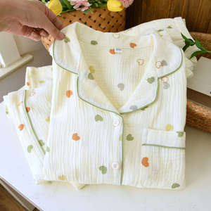 Pyjama femme SUHE PJ-045 en gaze de coton tissée 100 %, taille élastique, doux, manches courtes, ensemble deux pièces uni avec logo frontal, collection Printemps - Product Image 4