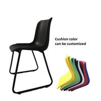 Chaise de bureau empilable en plastique PP avec base en métal noir, pour conférences et formations, moderne et durable