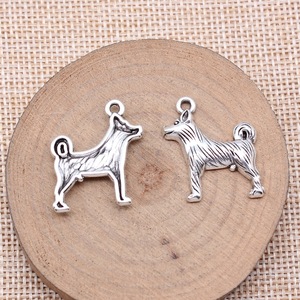 Colgante de Perro <span class=keywords><strong>Shiba</strong></span> Inu de Pie 25x23mm de Aleación de Zinc con Acabado Plata Antigua y Textura Peluda, Regalo para Mamá de Perro - Product Image 2