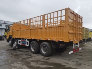 Camión de plataforma de malla Sinotruk HOWO 6x4 8x4 usado, 351-450 CV, 16 m³ para entrega de mercancías a granel en África - Product Image 3