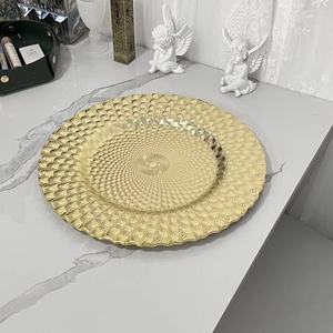 Assiettes rondes de service en plastique à motif de paon doré de 13 pouces Assiettes de décoration de table de fête de mariage - Product Image 1