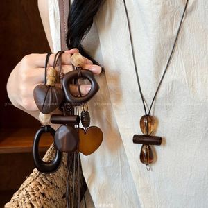 Dài, Rỗng ra nước Thả vòng cổ này exudes một cao cấp, ánh sáng sang trọng, retro Áo len chuỗi. Nó đơn giản và linh hoạt - Product Image 1