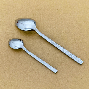 Set di Coltello, Forchetta e Cucchiaio in Acciaio Inox con Manico Quadrato e Finitura Martellata per Matrimoni e Feste - Product Image 4