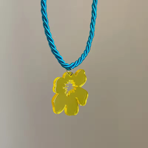 Collar de flor roja pequeña para mujer, inspirado en el verano, cadena coreana para clavícula, colgante de moda en oro y cobre que combina con todo - Product Image 4